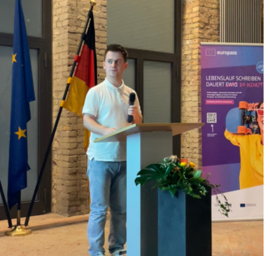 Dominik Diehr steht am Rednerpult