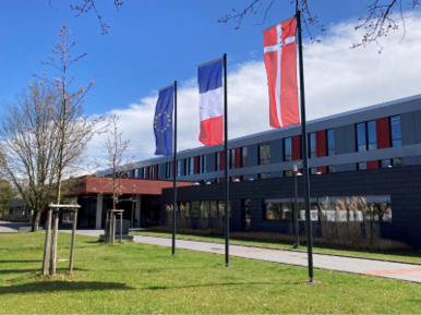 Das Carl-Reuther-Berufskolleg Hennef, im Vordergrund Flaggen