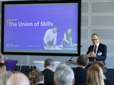 Koen Nomden steht am Rednerpult