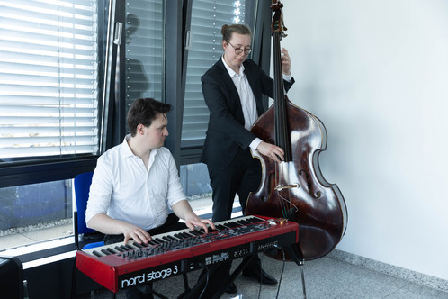 Musiker am E-Piano und Kontrabass