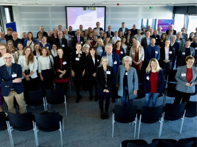 Gruppenbild der Teilnehmenden der Jubiläumstagung "20 Jahre Europass: Bildung vernetzen. Zukunft gestalten"
