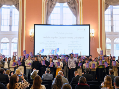 Gruppenfoto der Auszubildenden mit Europass Mobilität im Roten Rathaus 